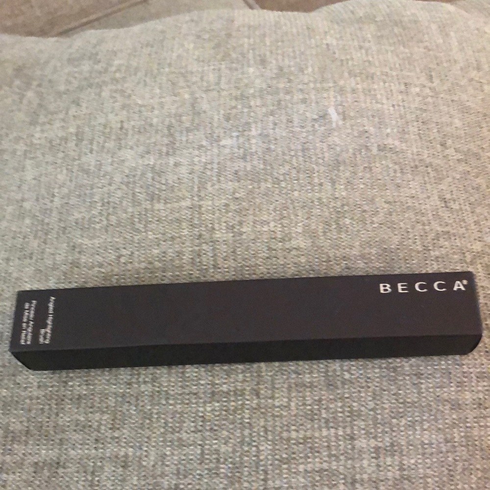Becca angled highlighting brush